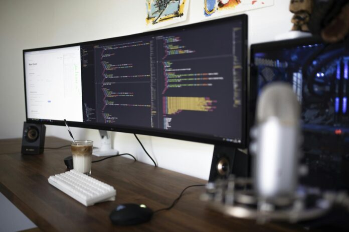 Monitor layar datar yang dihidupkan
