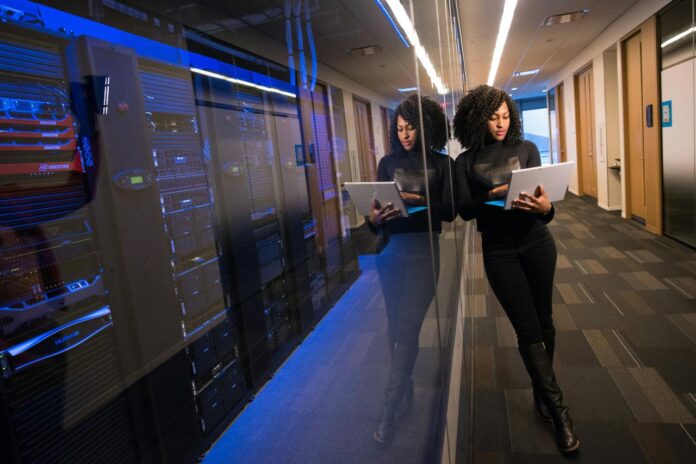 wanita dengan atasan hitam menggunakan laptop Surface